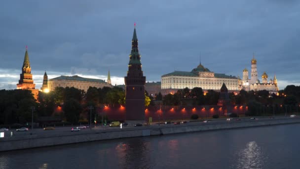 Moscow, Federacja Rosyjska. Nocny widok na nabrzeże Kremla — Wideo stockowe