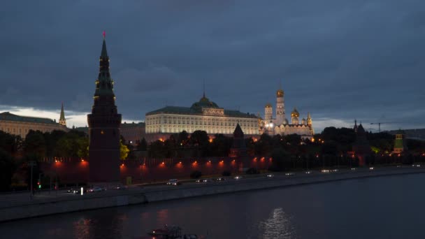 Río Moscú cerca de las murallas del Kremlin — Vídeo de stock