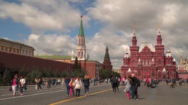 Moskova Kızıl Meydan turistlere
