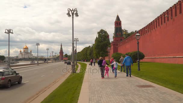 Кремлевская набережная в Москве — стоковое видео