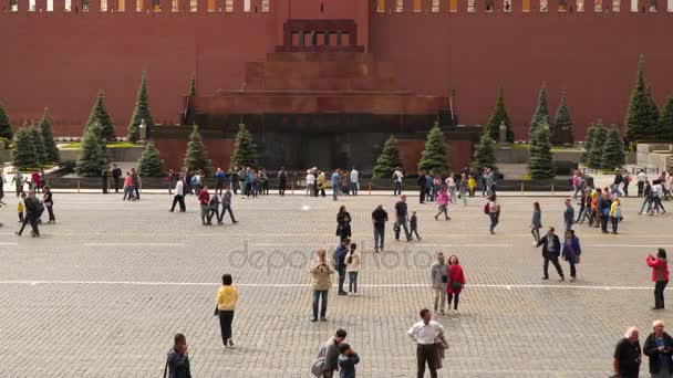 Turister framför mausoleum på Röda torget i Moskva — Stockvideo