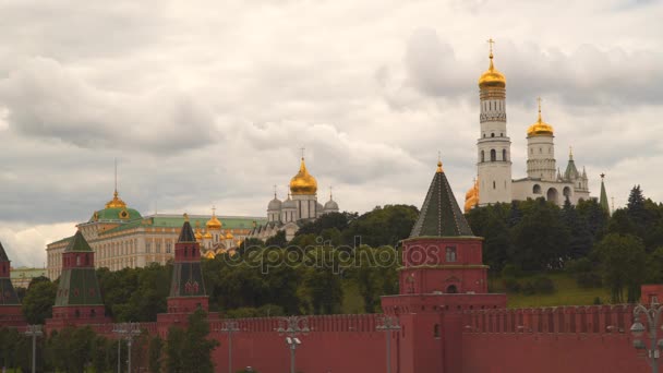 Ivan o Grande Bell Tower no território do Kremlin de Moscou — Vídeo de Stock