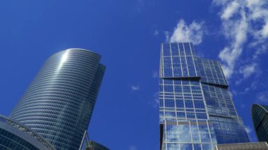 Bulutlar hareketli arka plan karşı yüksek binalar