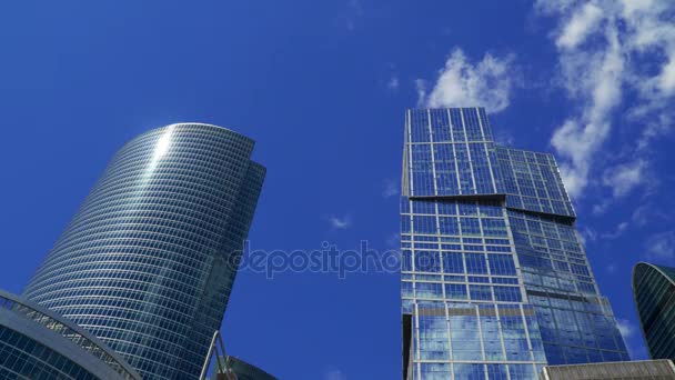Grattacieli sullo sfondo di nuvole in movimento — Video Stock