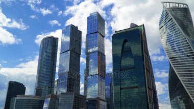 Timelapse. Bulutlar gökdelenler arkasında hareketi