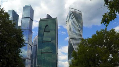 Ağaçların arkasından gökdelenlerin görünümü