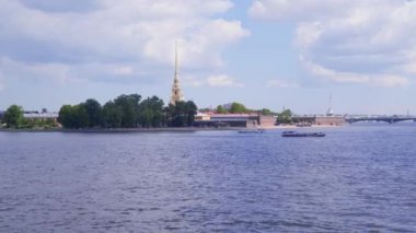 Petersburg'daki Petropavlovsk kalenin yakınında Neva Nehri