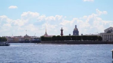 Isaakievskiy Katedrali ve Rostral sütun görünümü