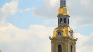 Peter ve Paul Fortress kule üzerinde saat