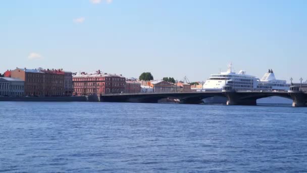 Cruiseschip op de oevers van de Neva — Stockvideo