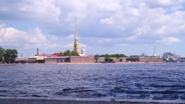Peter ve Paul Fortress bulutlu bir gökyüzü arka planı