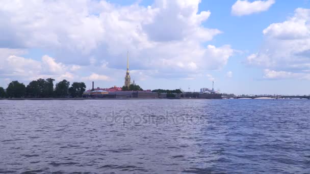 Petropavlovská pevnost na břehu řeky Něvy — Stock video
