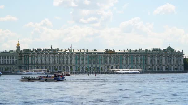 De gevel van het gebouw van de Hermitage is uit de rivier Neva. — Stockvideo