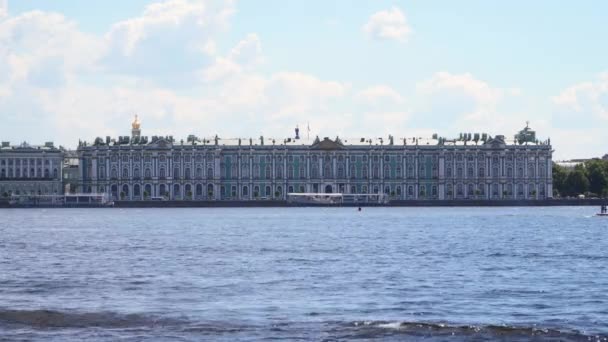Vue de l'Ermitage depuis la rivière Neva — Video