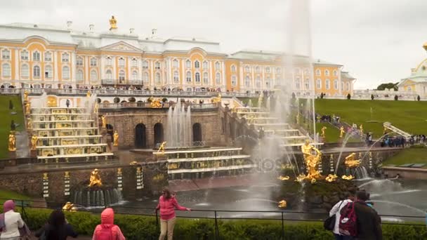 The Grand Cascade is the main fountain of Peterhof — Stock Video