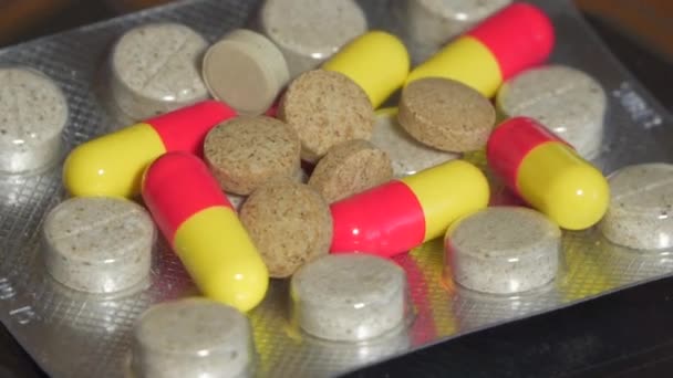 Різнокольорові Таблетки Обертаються Медичні Препарати — стокове відео