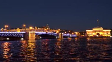 Sarayı Neva Nehri'ni bir asma köprüdür. Akşam saat St Petersburg