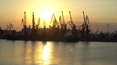 Seaport gün batımında.