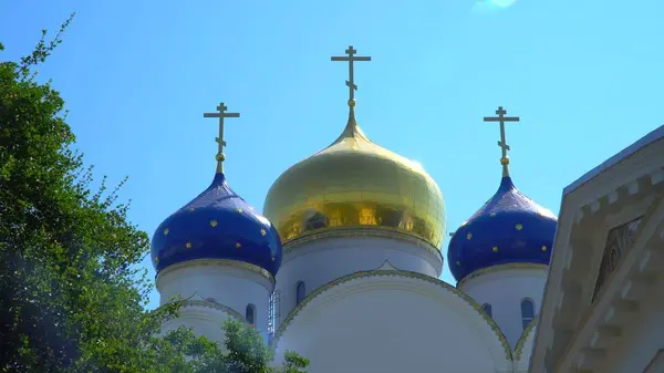 Monasterio de Santa Dormición Odessa. Cúpulas de la iglesia contra el cielo — Foto de Stock