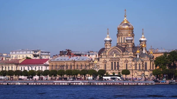 Varsayım Kilisesi, St. Petersburg Vasilievsky adasında