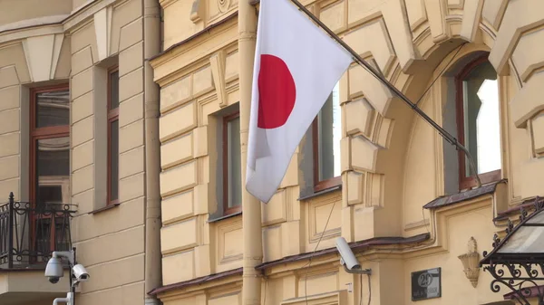 Japonya bayrağı St. Petersburg Japonya'da General Konsolosluğu binasında