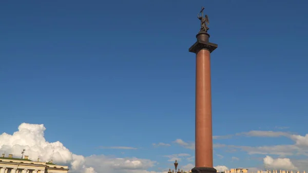 Александерская колонна на Дворцовой площади — стоковое фото