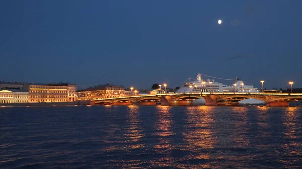 Le pont de l'Annonciation et le paquebot de croisière. Nuit — Photo