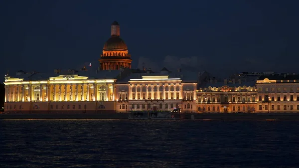 Noche Neva costa. San Petersburgo —  Fotos de Stock