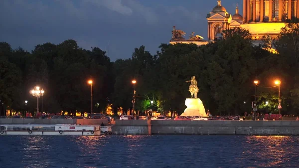 Iluminación nocturna del Admiralteiskaya Embankment en San Petersburgo —  Fotos de Stock