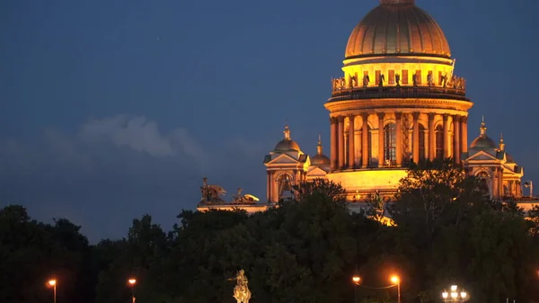 Illumination nocturne de la cathédrale Saint-Isaac à Saint-Pétersbourg — Photo