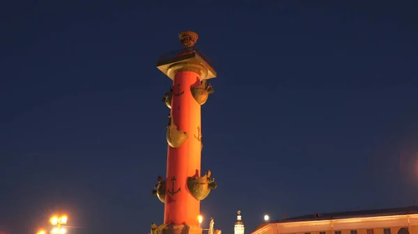 Ростральная колонна ночью. Санкт-Петербург — стоковое фото