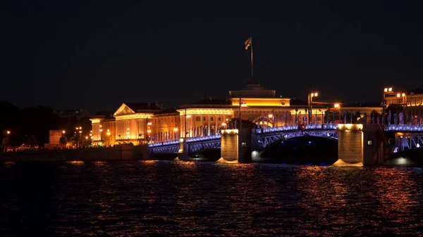 Le pont Palace la nuit. Saint-Pétersbourg — Photo