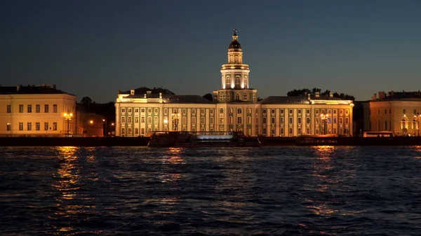 Kunstkammer sur la Neva à Saint-Pétersbourg la nuit — Photo
