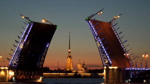 Un pont palais ouvert à Saint-Pétersbourg. Temps de nuit — Photo