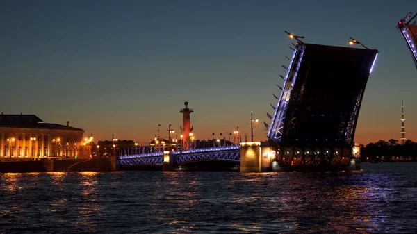 Dvortsovy ponte levadiça no rio Neva é aberto em São Petersburgo — Fotografia de Stock