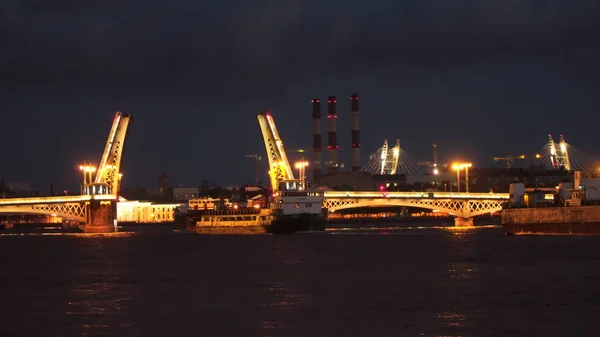 Os navios passam pela ponte levadiça. A noite é São Petersburgo. Desfasamento temporal — Fotografia de Stock