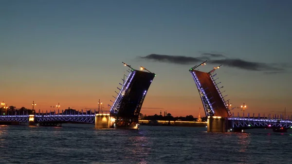 Pont-levis ouvert à Saint-Pétersbourg — Photo