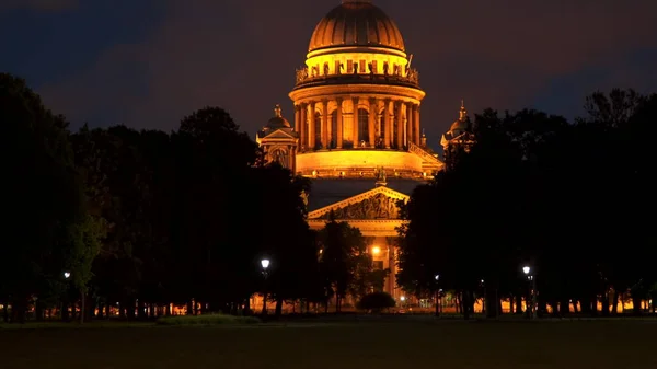 Александров сад и Исаакиевский собор — стоковое фото