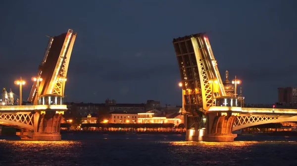 Pont-levis la nuit. Saint-Pétersbourg , — Photo