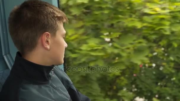 Adolescente Tren Junto Ventana Movimiento Lento Desde 120 Fps — Vídeo de stock