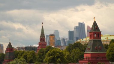 Modern binalar çerçevede Moskova Kremlin kuleleri. Ağır çekim 120 fps