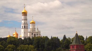 Moskova, Rusya. Ivan büyük çan kulesi Kremlin duvarın arkasında. Ağır çekim 120 fps