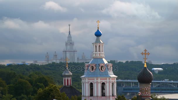 俄罗斯莫斯科圆顶 Andreevsky 男性修道院 在背景下 莫斯科国立大学大楼 慢动作从 120 Fps — 图库视频影像