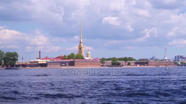 ロシア サンクトペテルブルク 雲の背景とペトロパヴロフスク要塞 — ストック動画