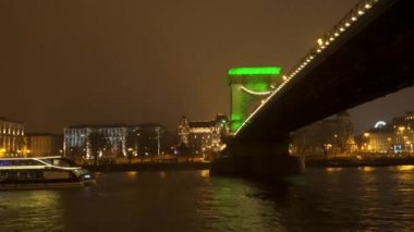 Szechenyi Chain Bridge gece Budapeşte Macaristan