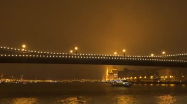 Szechenyi köprü Budapeşte gece zamanında
