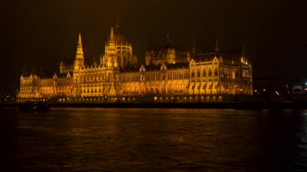 议会的大厦在布达佩斯。夜间时间 — 图库视频影像