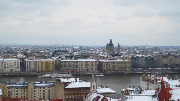 Du kan se banvallen av Donau och de Basilica av St. Istvan — Stockvideo