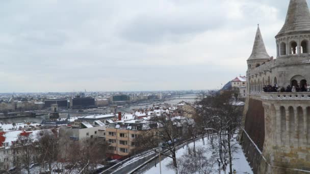 Vista desde Fishermans Bastion hasta Budapest. En las paredes se puede ver turistas — Vídeos de Stock