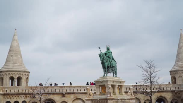 ブダペスト ハンガリー 2018 イシュトヴァン漁師のバスティオン広場に大きな記念碑 — ストック動画